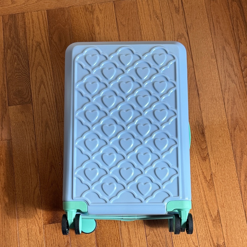 NWT Roller Rabbit x Target Blue Embossed Hearts Spinner Carryon Suitcase.🩵🩵🩵 - Picture 5 of 7